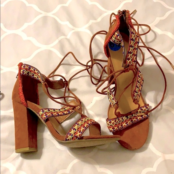 Tan suede embroidered sandals - Picture 2 of 6